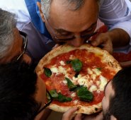 La tradición se desarrolló y las primeras pizzerías aparecieron a finales del siglo XVIII.  AFP
