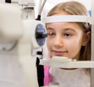 Es muy importante el uso de gafas de sol en exteriores, pero no solo gafas que sean bonitas, sino que tengan un buen factor de protección solar certificado por una óptica. Colprensa