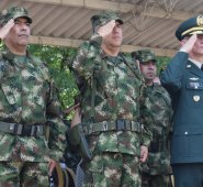 El brigadier Eduardo Quiroz Chaparro (a la derecha) asumió este martes como comandante de la Fuerza de Tarea Vulcano. Ejército Nacional