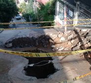 Según indicaron habitantes de la zona, en el lugar persiste el problema con las redes de alcantarillado. Hoy, colapsó la vía. La Opinión