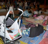 Los bebés, algunos en coches, duermen como sus padres, cuando se puede. Édgar Cusgüen
