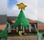 El árbol está soportado en un poste de ocho metros, asegurado con cemento y alambres. Roberto Ospino
