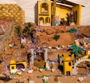 La Opinión continúa la tradición de realizar su pesebre gigante dentro de sus instalaciones. La creatividad e imaginación de sus creadores es admirada por los empleados de la empresa. Alfredo Estévez