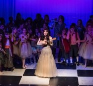 Elizabeth Niño actuó el 23 de diciembre “para desearle al mundo entero una Feliz Navidad” desde el escenario ubicado en el Oculus World Trade Center One. El show inició a la 1:30 de la tarde acompañada de un centenar de menores. Cortesía