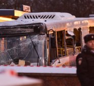 Los equipos de rescate sacan el autobús, después de que se estrelló contra un paso subterráneo peatonal en el oeste de Moscú. AFP