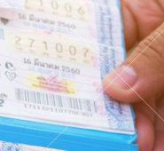 La lotería, gestionada por el Gobierno, es una verdadera institución en Tailandia. Es una de las únicas formas posibles de juego de azar, pues los casinos y las apuestas están prohibidos.  Internet | Referencial