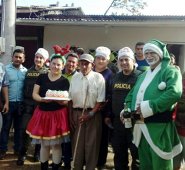 Durante la entrega, las emociones consumieron a Guillen Alfaro, quien no paraba de expresar su gratitud a quienes desinteresadamente decidieron ayudarlo en su momento difícil. Cortesía Policía