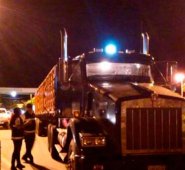 El pasado viernes, en horas de la noche, atravesaron los dos primeros camiones por el puente internacional Simón Bolívar. Twitter