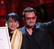 Esta foto de archivo muestra a Aung San Suu Kyi aceptando el Premio Embajador de Conciencia junto al cantante irlandés Bono. AFP