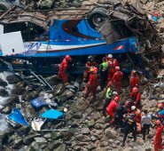 Rescatistas, policías y bomberos durante las labores de auxilio de las víctimas del autobús que se precipitó a a un acantilado, después de colisionar con un camión en una carretera costera cerca de Pasamayo. AFP