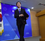 El ministro de Unificación de Corea del Sur, Cho Myoung-Gyon, se retira después de una conferencia de prensa en un complejo gubernamental en Seúl el 2 de enero de 2018. AFP