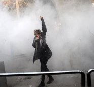 Las marchas antigubernamentales, que comenzaron el pasado jueves en la localidad de Mashad y que se extendieron a numerosas poblaciones, han causado hasta ahora 21 muertos y dos mil detenidos. AFP