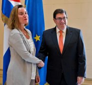 La jefa de política exterior de la Unión Europea, Federica Mogherini, y el ministro de Asuntos Exteriores de Cuba, Bruno Rodríguez. AFP