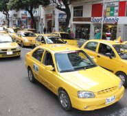 Los alcaldes municipales podrán establecer la gradualidad en que los taxistas tendrán que reemplazar los taxímetros en servicio que no cumplan con el reglamento técnico. Archivo La Opinión