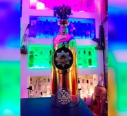 Esta es la botella de vodka más cara del mundo, exhibida en el Café 33 en Copenhague, Dinamarca, antes de ser robada; hecha con tres kilos de oro y de plata. AFP