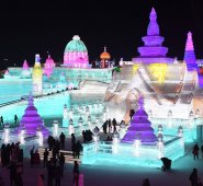 El festival, con docenas de enormes esculturas de hielo iluminadas con luces de colores, atrae a cientos miles de visitantes al año. AFP