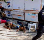 Policías de Guerrero durante el arresto de un miembro de la Coordinadora Regional de Autoridades Comunitarias (CRAC), luego de una serie de enfrentamientos. AFP