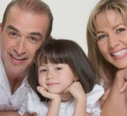 Luis Eduardo Motoa (Carlos Alberto), Valeria Celis (María Franco) y Haydée Ramírez (Gaby), actores de la serie colombiana ‘Padres e hijos’. Colprensa