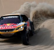 El piloto de Peugeot Stephane Peterhansel y su copiloto Jean Paul Cottret de Francia, durante la etapa. AFP