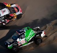 El piloto argentino de Toyota Sebastian Halpern y su copiloto Edu Pulenta superan al francés de Peugeot Sebastien Loeb y al copiloto de Monaco Daniel Elena, atrapados en la arena durante la etapa 5 del Rally Dakar. AFP