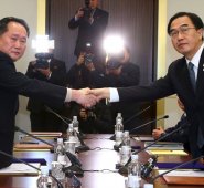 El ministro de Unificación de Corea del Sur, Cho Myung-Gyun (derecha), saluda al jefe delegado norcoreano, Ri Son-Gwon, mientras intercambian declaraciones conjuntas durante su reunión en la aldea de Panmunjom, en la zona desmilitarizada (DMZ) que divide las dos Coreas. AFP