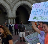 Decenas de jóvenes manifiestan en Estados Unidos. AFP