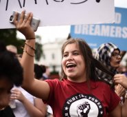 El presidente de Estados Unidos, Donald Trump, anunció el fin del programa Acción Diferida para los Llegados en la Infancia (DACA, en inglés), que beneficia a unos 680.000 jóvenes que ingresaron irregularmente al país por sus padres. AFP