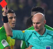 El árbitro Tony Chapron expulsó del partido al jugador que él mismo agredió con una patada. AFP