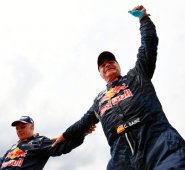 El piloto español de Peugeot Carlos Sainz (derecha) y su copiloto Lucas Cruz, de España, celebran después de ganar el Rally Dakar 2018, al final de la última etapa en Córdoba, Argentina. AFP