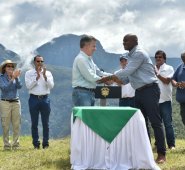 “El mundo entero está observando lo que hoy estamos haciendo”, manifestó el presidente Juan Manuel Santos al delimitar otros siete páramos desde Cesar, en compañía del Ministro de Ambiente. Presidencia