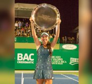 María Camila Osorio, de 16 años, con el trofeo de la Copa del Café. Tomada de Twitter