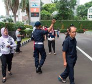 Luego del sismo, residentes y empleados de oficina salieron de los edificios, algunos con calma y otros con pánico. AFP