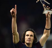 El 'matador' abrió la goleada ante el Montpellier y consiguió su gol 157 con la camiseta del PSG. AFP