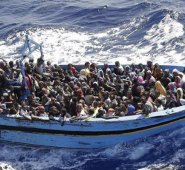 Los 800 inmigrantes y refugiados salvados fueron asistidos en cinco operaciones desplegadas en el mar y coordinadas por la Central Operativa de la Guardia Costera en Roma. Internet