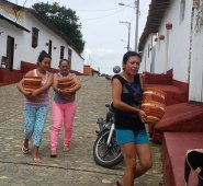 Las fachadas de las casas del corregimiento fueron pintadas igual, para que contrasten con las calles en piedra. Los habitantes se organizan para poner materas y darle colorido a cada espacio. Cortesía