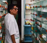 Eliminan la tasa de cambio destinada a la compra de medicinas y alimentos, que cotizaba el dólar a diez bolívares . Archivo