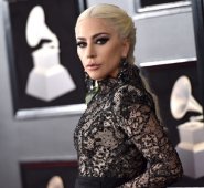 Lady Gaga acusa “fuertes dolores” y anuncia “anteponer mi bienestar”. AFP