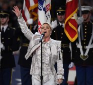 Pink se sobrepuso a la infección del flu para presentarse en el espectáculo de inicio de la final de la Liga Nacional de Fútbol Americano. AFP