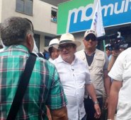 Rodrigo Londoño Echeverry fue abucheado por un centenar de habitantes de Armenia. Colprensa