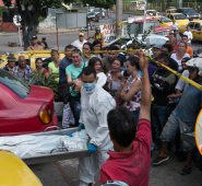 Miembros de la Seccional De Investigación Criminal (sijín), practicaron la inspección en la escena del crimen y el posterior levantamiento del cadáver de la anciana, en el barrio La Victoria de la ciudadela Juan Atalaya. Juan Pablo Cohen