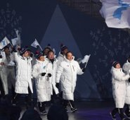 Los atletas de Corea del Norte y Corea del Sur, desfilaron bajo una bandera con la península coreana en azul sobre un fondo blanco. AFP