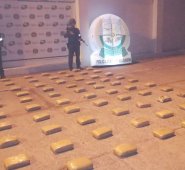 La droga se encontraba en tres cajas que contenía 68 paquetes rectangulares envueltos con cinta adhesiva color marrón. Policía Nacional