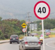 Hay zonas en la avenida 10 de Los Patios, donde se observan hasta tres velocidades distintas en un corto tramo de 200 metros. Luis Alfredo Estévez