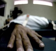 No haber podido encontrar una vena para que recibiera la inyección letal, detuvo por ahora la muerte de un reo. AFP