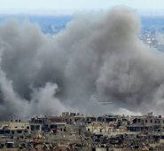 Una visión general tomada desde Damasco muestra humo saliendo del enclave de los rebeldes de Ghouta Oriental después de ataques aéreos y cohetes, este martes.
 AFP