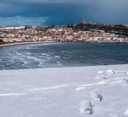 Las playas del sur de Francia caracterizadas por un clima benigno están cubiertas de nieve. El frío no parece cesar, porque Enma, tormenta procedente del Atlántico, llegó a Gran Bretaña y avanza al resto de Europa, en la misma trayectoria de la brisa siberiana. AFP
