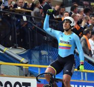 El integrante de la Selección Colombia Manzana Postobón de Ciclismo de Pista se coronó campeón en el Mundial que se lleva a cabo en Apeldoorn, Holanda. AFP