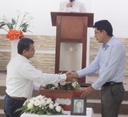 A las 2 de la tarde, de ayer, llegaron a uno de los salones del Centro Cristiano, del barrio Los Pinos, cuatro funcionarios de la Fiscalía y uno de la funeraria con la pequeña urna de madera. A la derecha, Noralba García Trujillo y William Almonacid. Cristian Herrera