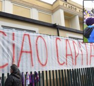 Una pancarta gigante que dice 'Ciao Captain' fue colgada en la cerca del estadio de Fiorentina, este domingo. El defensor internacional italiano Davide Astori fue encontrado muerto en su habitación de hotel. AFP