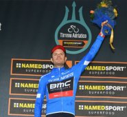 El italiano Damiano Caruso estrenó la tirreno- adriático y se impuso con el BMC en la primera etapa de una carrera en la que compiten grandes figuras como Rigoberto Urán, Fernando Gaviria, Chris Froome y Tom Dumoulin. AFP